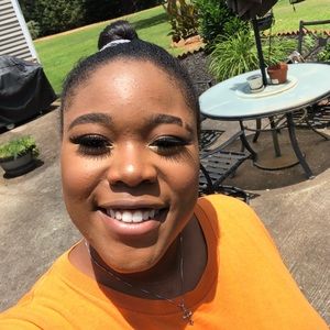 Meet your Posher, Shania